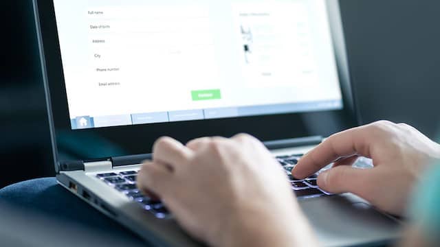 パソコンを操作するイメージ